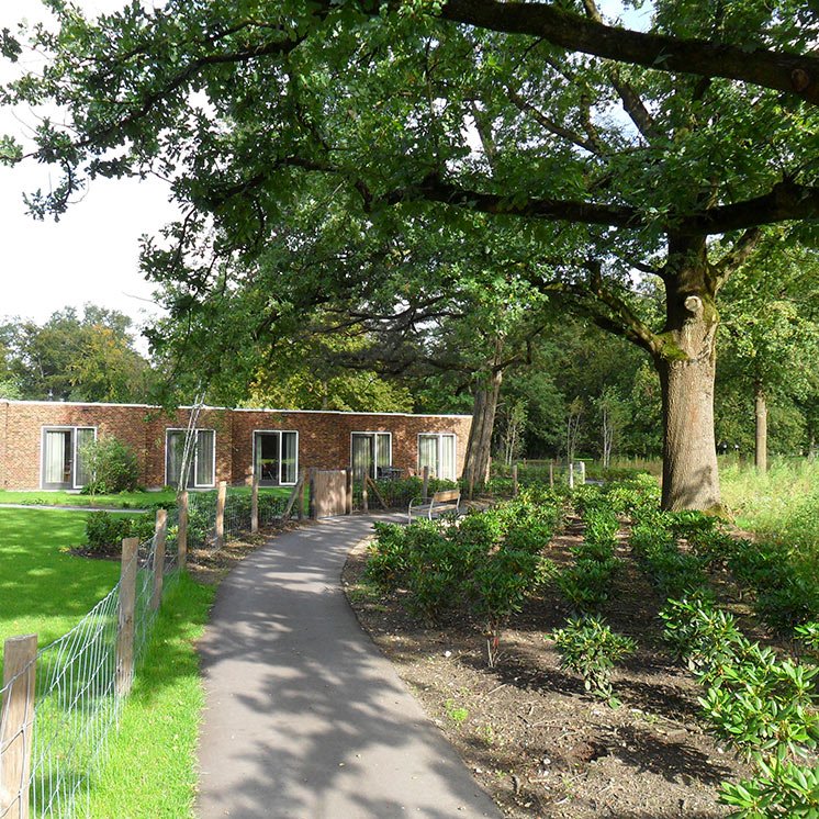 Het aanleggen van een groene buitenruimte op het terrein van verpleeghuis Boswijk te Vught.
