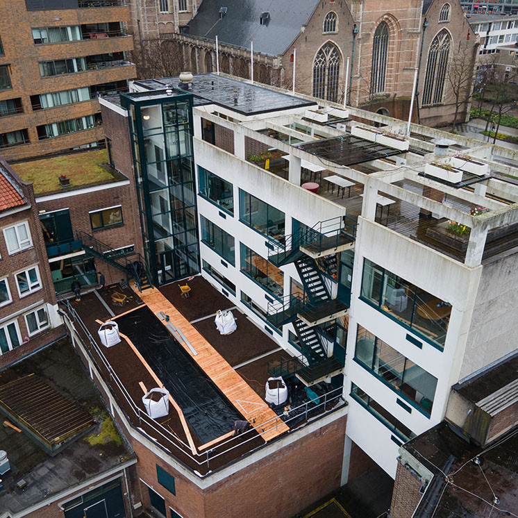 In opdracht van Stichting Gebouw de Heuvel werkt Dolmans Landscaping sinds 2021 aan het verduurzamen van de daken van dit iconische gebouw.