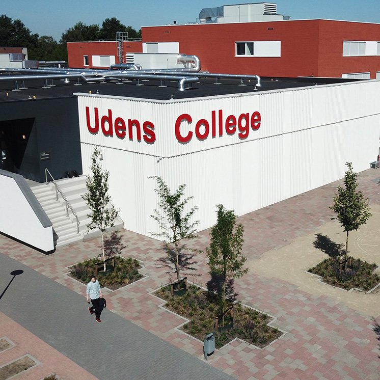 Het realiseren van een mooie buitenruimte voor het nieuwe onderwijsgebouw met sporthal van het Udens College.